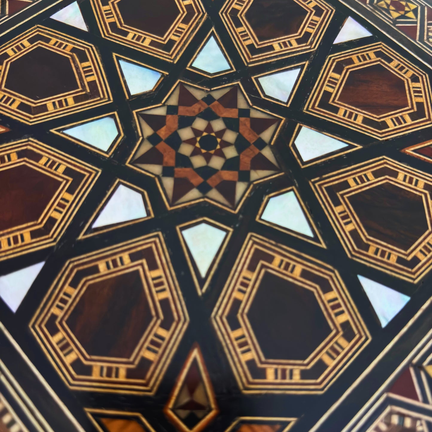 Caixa de Mosaico Damasquina Feita à Mão pelo Mestre Gaby Al Dayeh – Madrepérola e Veludo