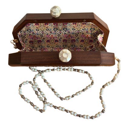 O Sussurro das Rosas – Bolsa Damasquina de Nogueira com Rosas em Madrepérola e Corrente de Pérolas