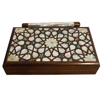 Der Himmlische Stern – Handgefertigte Damaszener Clutch aus Nussbaumholz mit Perlmuttintarsien