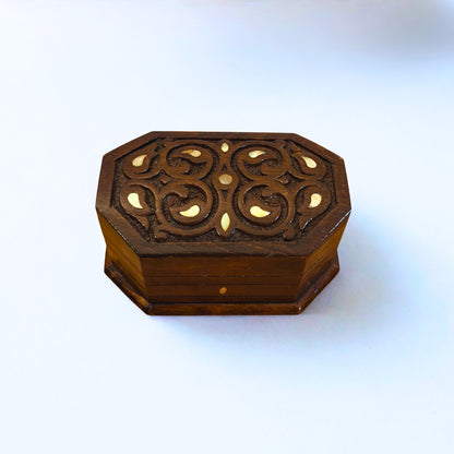 Ręcznie Rzeźbione Pudełko z Buku – Masa Perłowa i Wykończenie Orzechowe