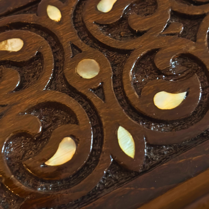 Ręcznie Rzeźbione Pudełko z Buku – Masa Perłowa i Wykończenie Orzechowe