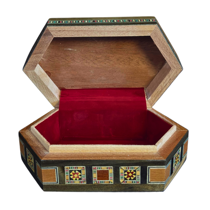 Luxe Damascene mozaïekdoos met echte parelmoerinleg en wijnrood fluwelen interieur.