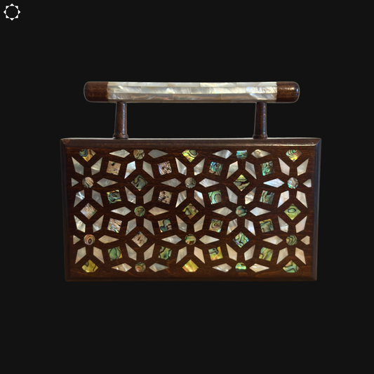 O Jardim dos Segredos – Bolsa Damasquina de Nogueira com Madrepérola Geométrica e Botânica