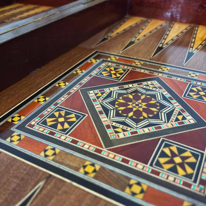 Mesa Damasquina de Xadrez e Backgammon Feita à Mão por Gaby Al Dayeh – Design Clássico com Madrepérola