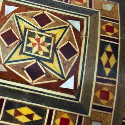 Scatola in Mosaico Artigianale di Damasco – Arte Tradizionale & Velluto