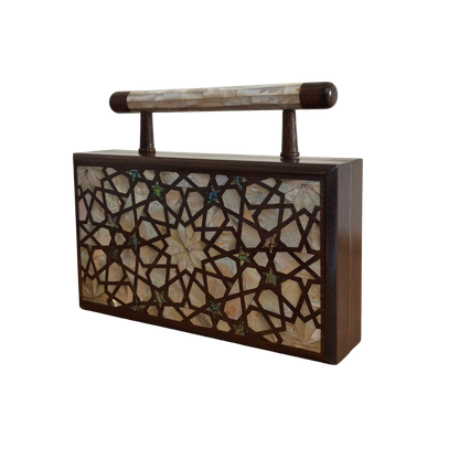 Der Himmlische Stern – Handgefertigte Damaszener Clutch aus Nussbaumholz mit Perlmuttintarsien