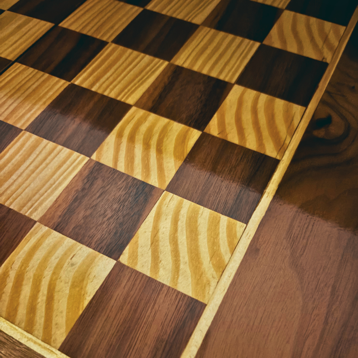 Mesa de Backgammon y Ajedrez Damasquina Hecha a Mano por Gaby Al Dayeh – Diseño Clásico
