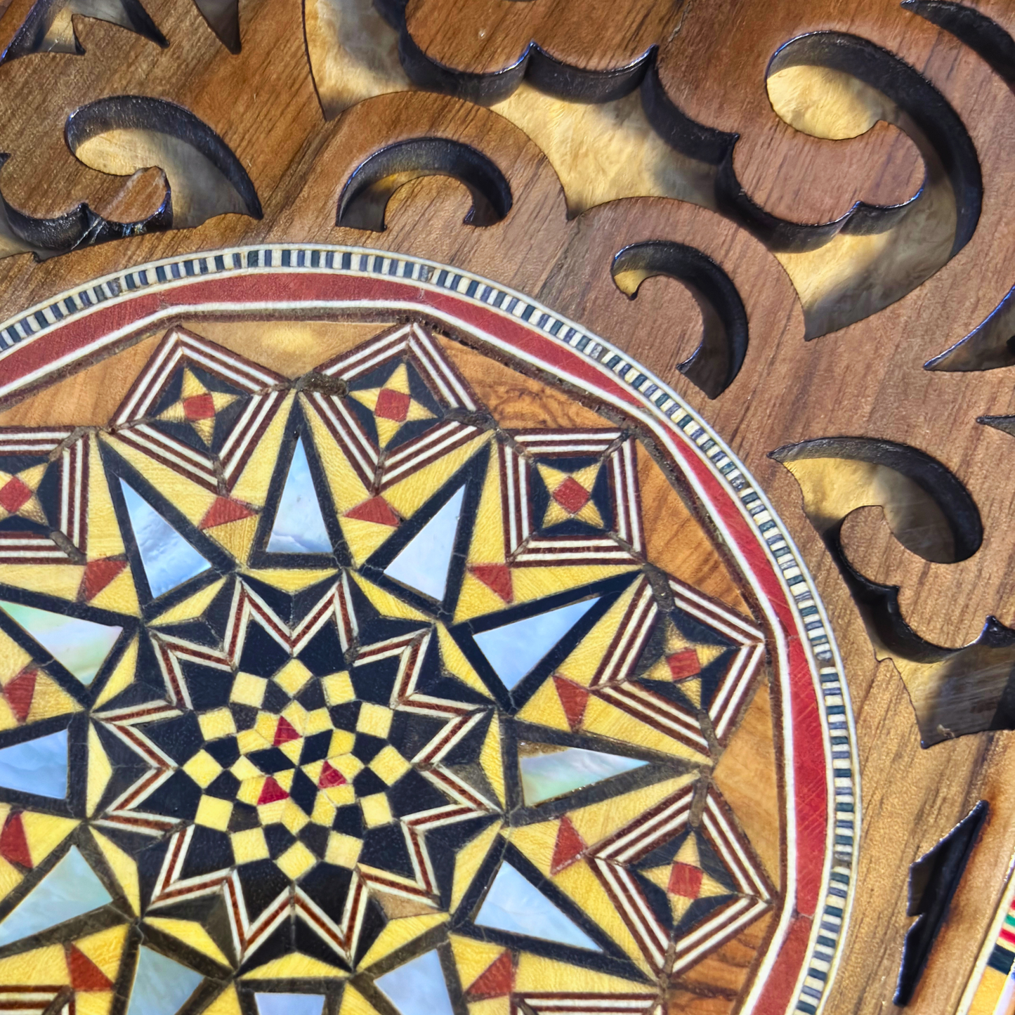 Handgemaakte Damascene Mozaïekdoos – Parelmoer & Houtsnijwerk
