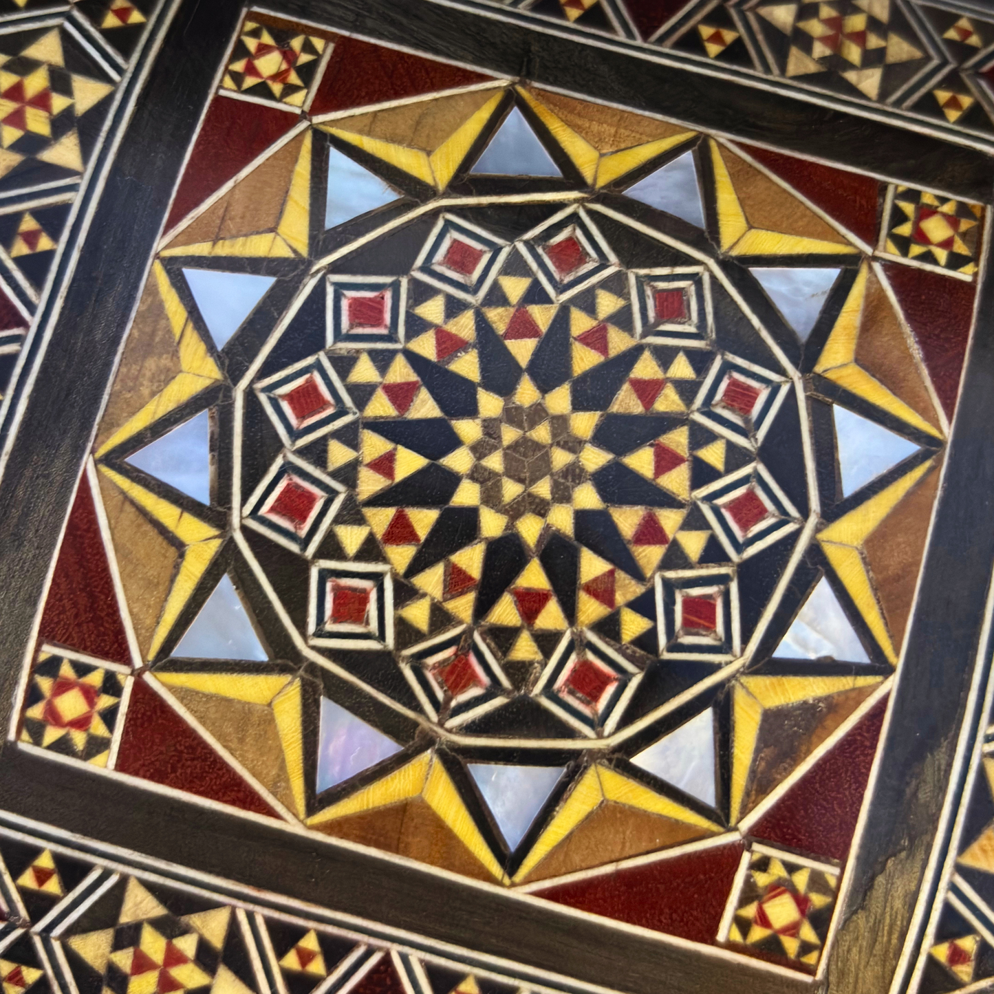 Boîte en Mosaïque Damascène Faite Main – Nacre & Velours