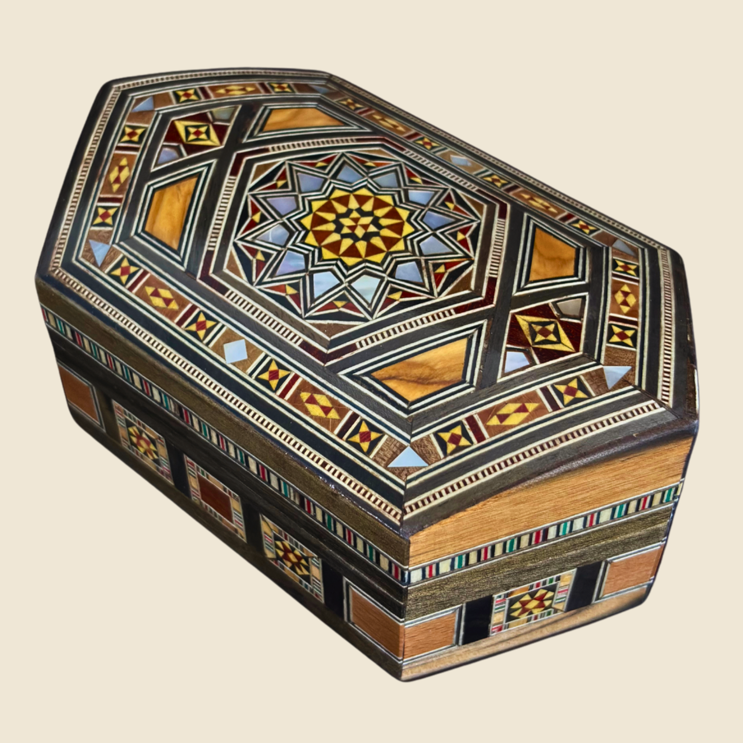 Luxe Damascene mozaïekdoos met echte parelmoerinleg en wijnrood fluwelen interieur.
