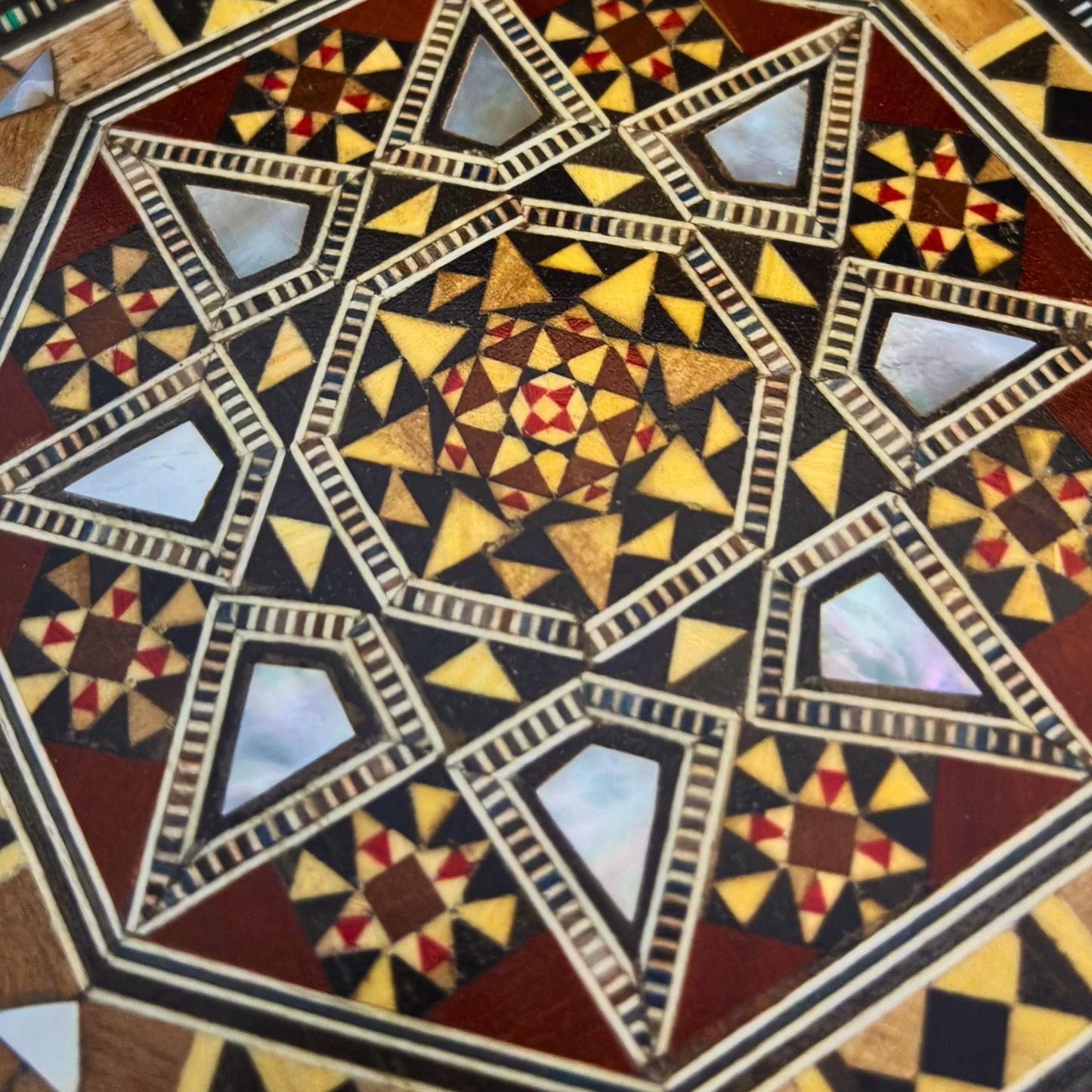 Boîte en Mosaïque Damascène Faite Main – Nacre & Velours