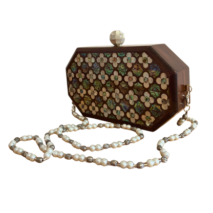 O Sussurro das Rosas – Bolsa Damasquina de Nogueira com Rosas em Madrepérola e Corrente de Pérolas