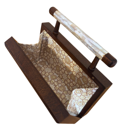 Der Himmlische Stern – Handgefertigte Damaszener Clutch aus Nussbaumholz mit Perlmuttintarsien