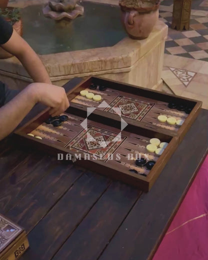 Mesa Damasquina de Xadrez e Backgammon Feita à Mão por Gaby Al Dayeh – Design Clássico com Madrepérola