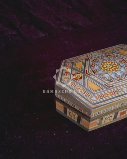 Luxe Damascene mozaïekdoos met echte parelmoerinleg en wijnrood fluwelen interieur.